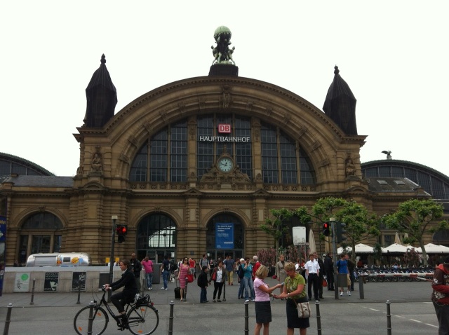 Вот передняя часть Франкфуртского Hauptbahnhof: