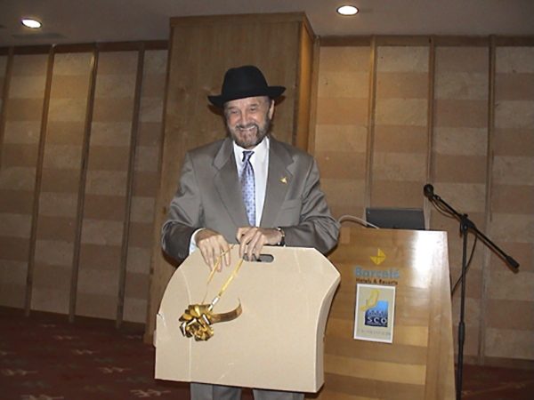 Профессор Фернандес Вега (88 SEO Конгресс, Барселона 2012) вручил памятную доску президентству SEO