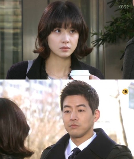 Seo-young спускается вниз, и Woo-jae ждет перед машиной с мокко кафе в руке (это было то, что она заказала на их последней встрече перед разводом в Эпизоде ​​40)